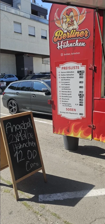 Angebotstafel: 2 halbe Hähnchen für 12,00 €