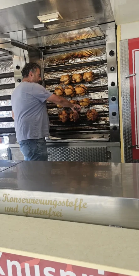 Frisch gegrillte Hähnchen am Drehspieß im Grillwagen Berliner Hähnchen Sindelfingen