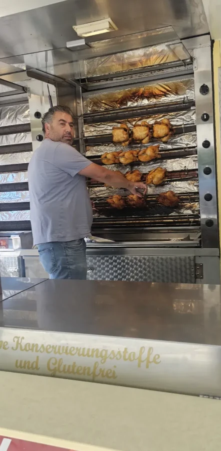 Osman am Grillofen von Berliner Hähnchen